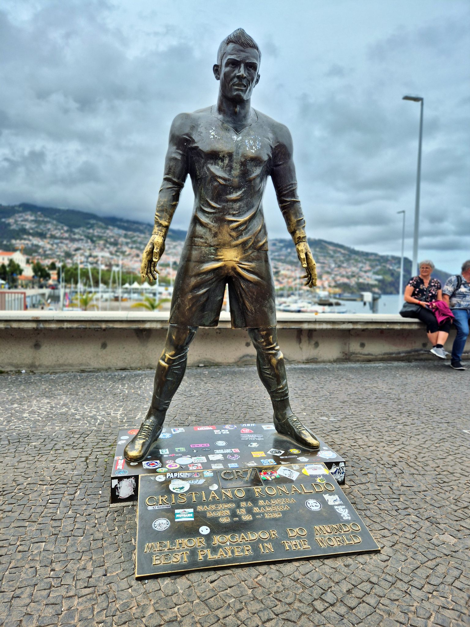 Ein Muss jeder Reise nach Funchal: die Statue des Inselsohns Cristiano Ronaldo. Warum der Schritt so poliert aussieht, kann man auf dem nächsten Foto sehen.